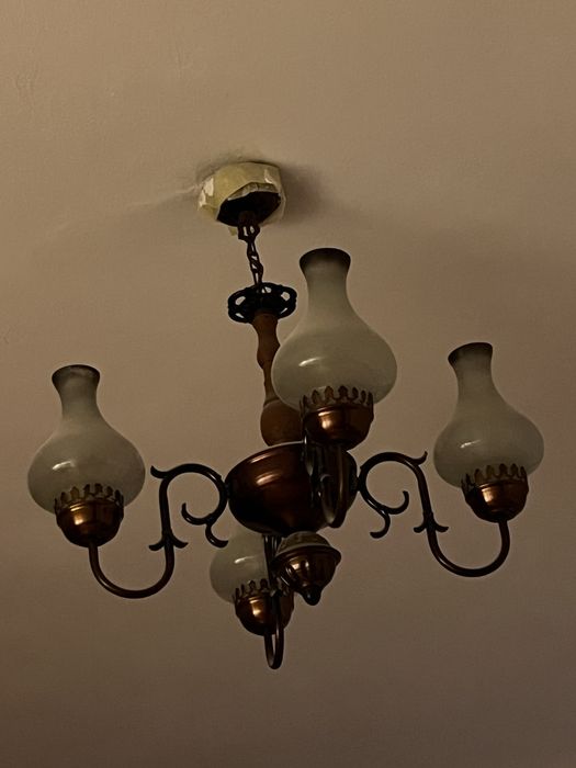 Żyrandol z czasów PRL