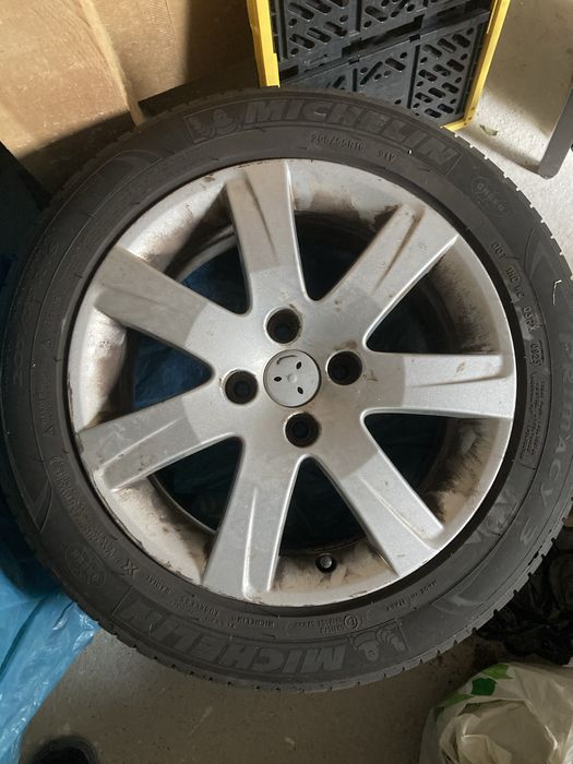 Letnie opony na felgach aluminiowych