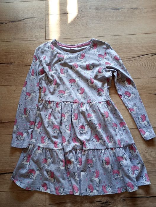 Sukienki 146/152