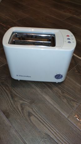 Продам тостер Electrolux STO462