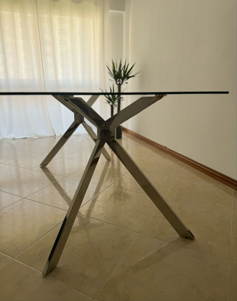 Mesa de refeições de metal e vidro Douglas El Corte Inglés