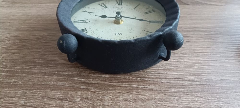 Czarny zegar w stylu retro