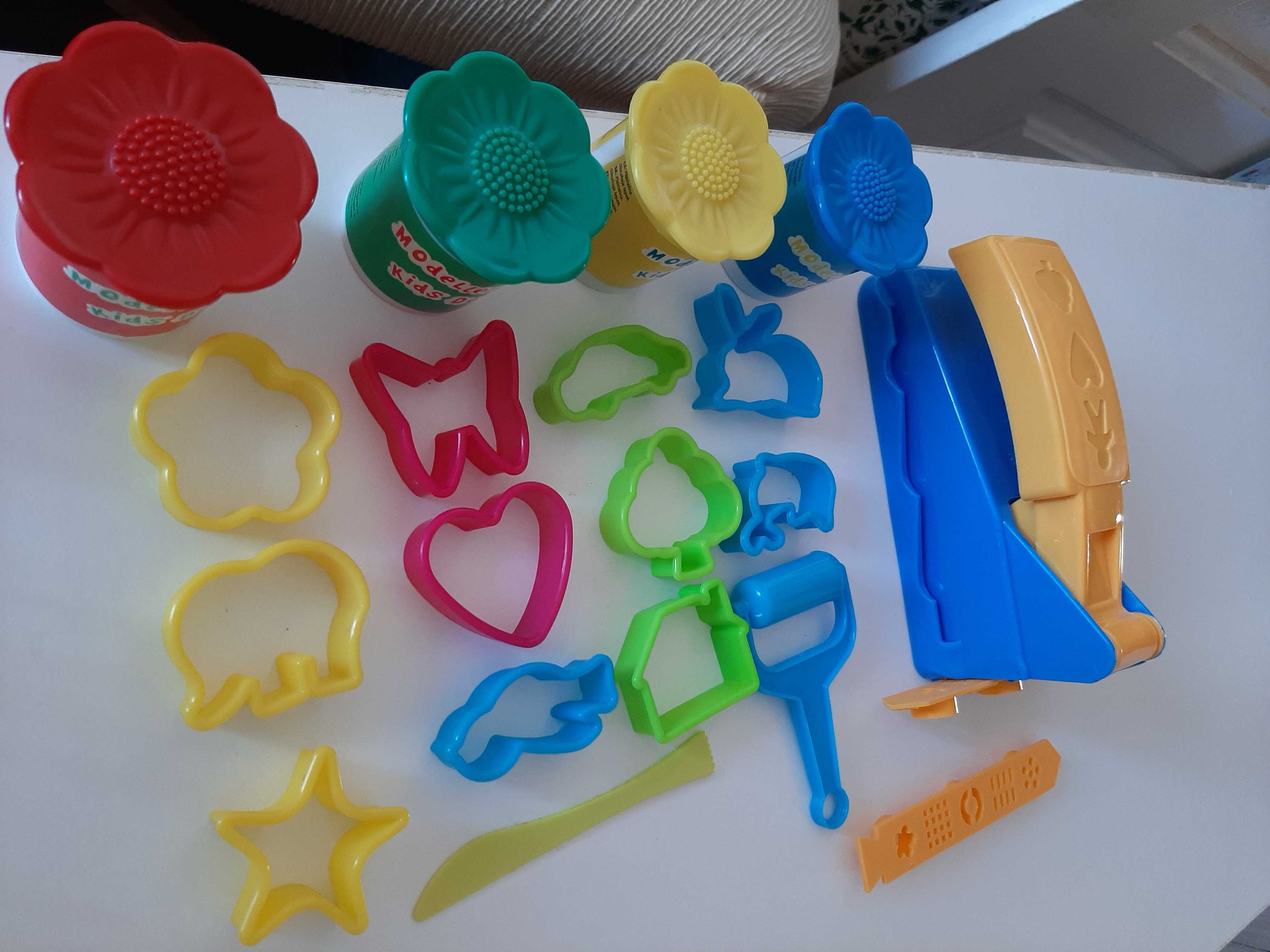 Kit de plasticina com moldes variados