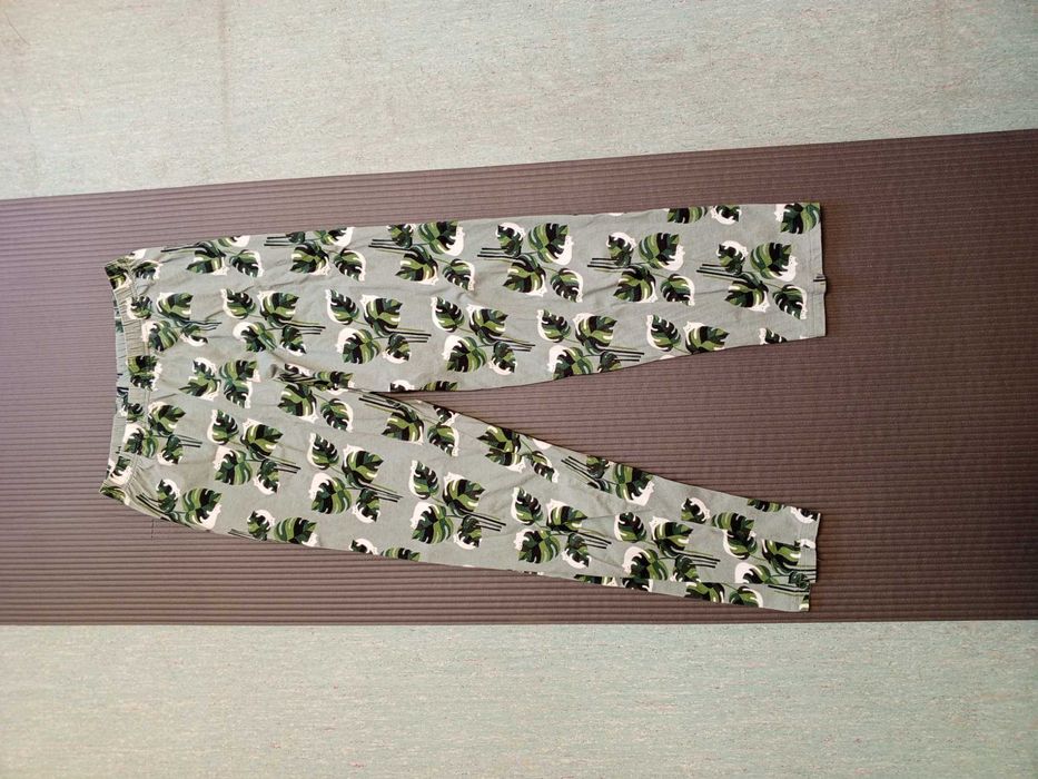 Zielone spodnie domowe w palmy – tropikalny chill