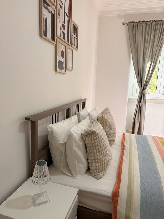 Quarto amplo e confortável com cama de casal