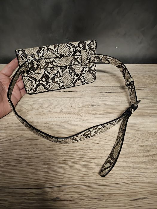 Saszetka nerka Stradivarius skóra węża mała zgrabna