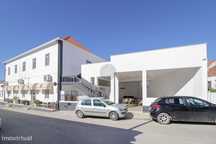 Edifício de R/c e 1º Andar Renovado p/ Restauração