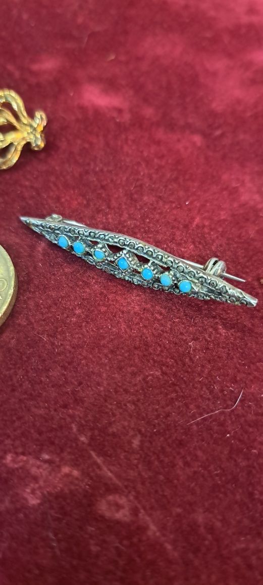 Alfinetes broches vintage em prata.