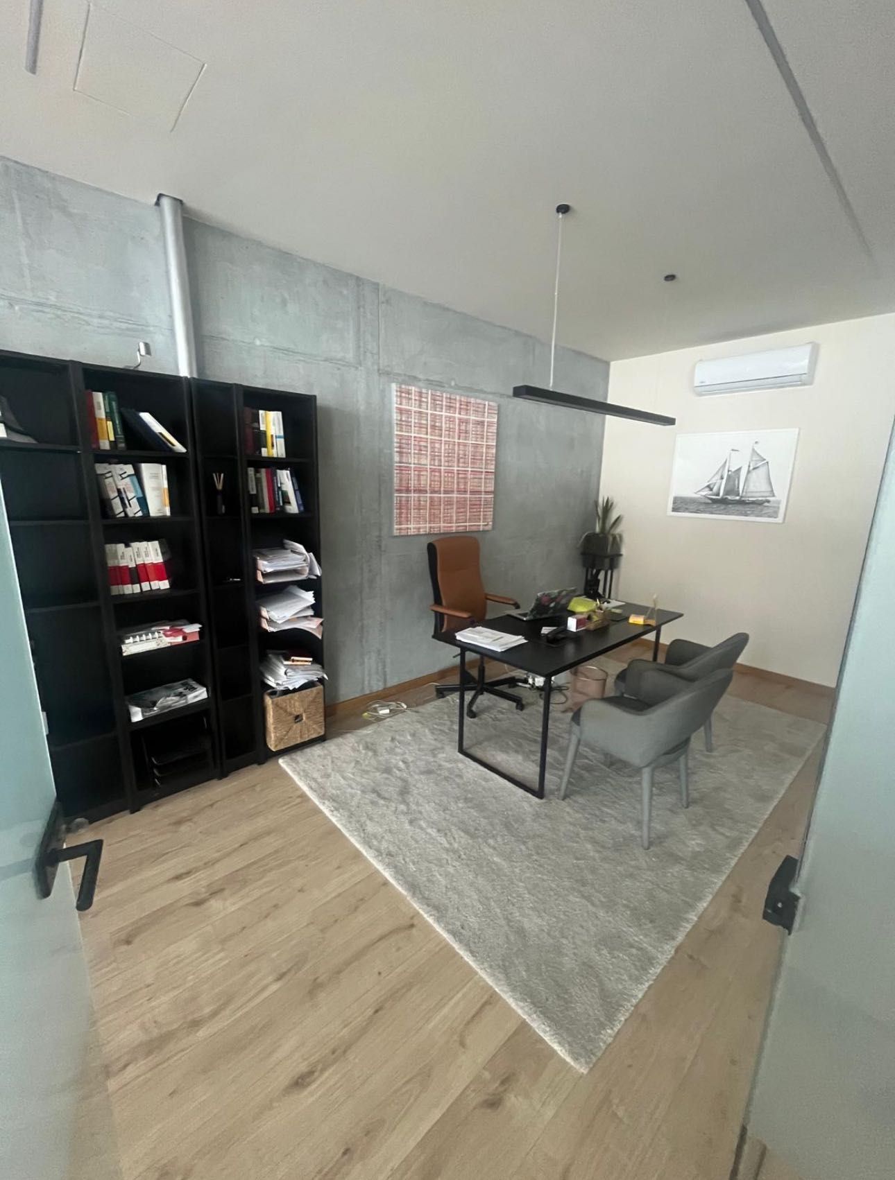 Sala em escritório de advogados frente rio Afurada