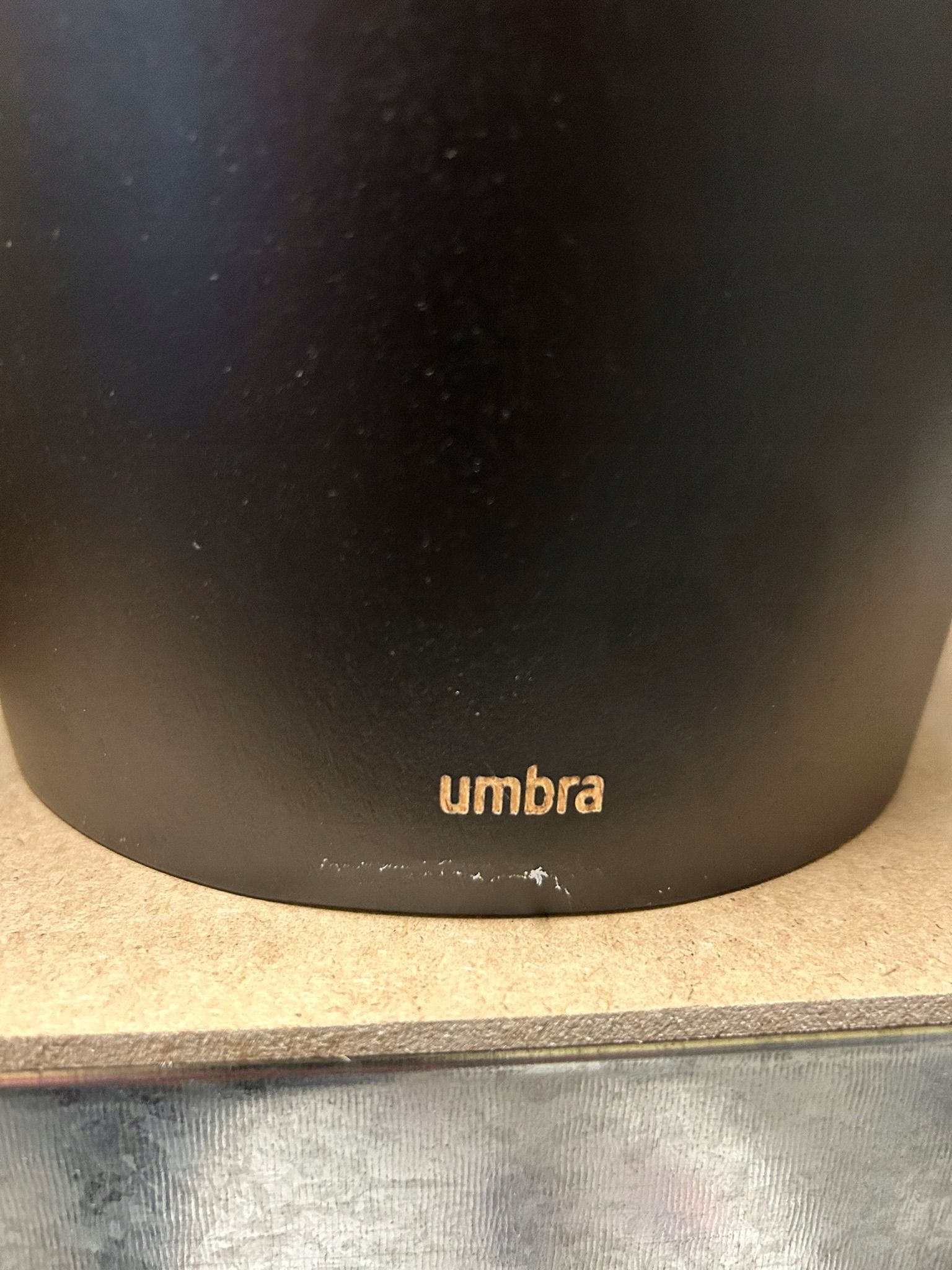 Umbra Woodrow Kosz na Śmieci, Czarny, 7,5L- OPIS