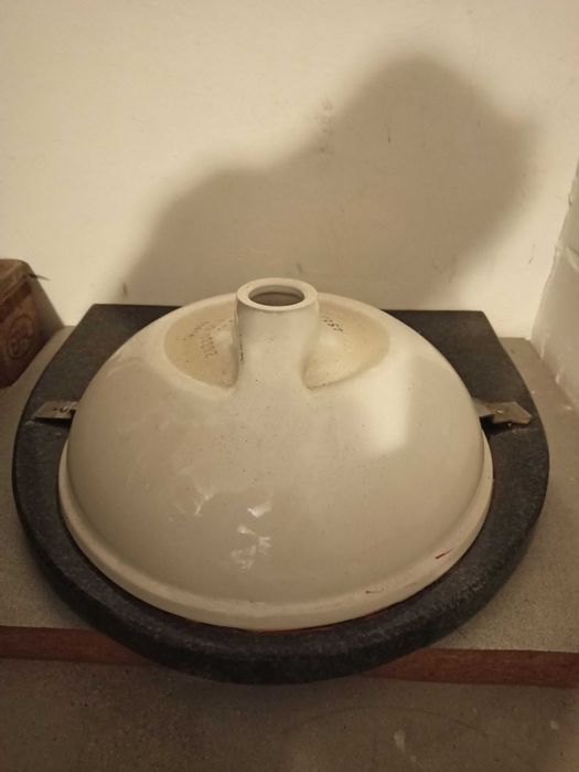 Umywalka łazienkowa Roca podwieszana z blatem z naturalnego kamienia