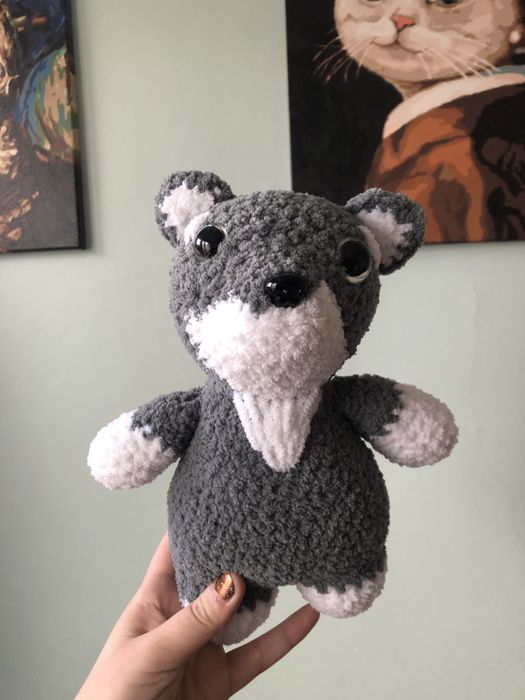 Pluszowy, puchaty wilk na szydełku