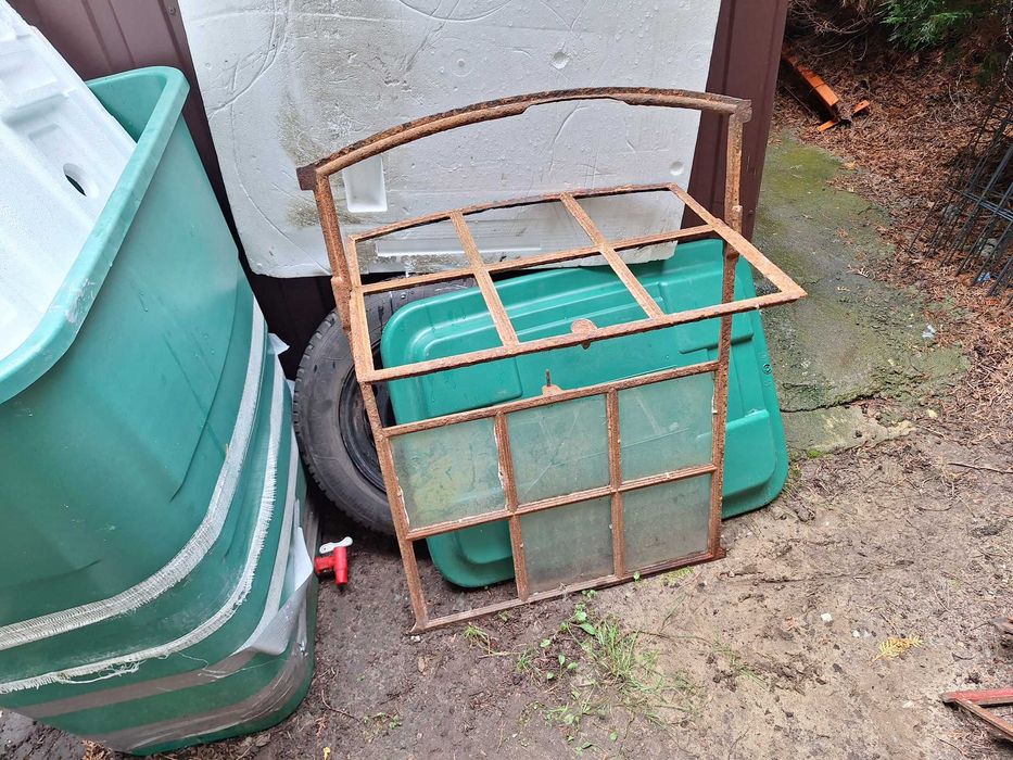 stare okno żeliwne góra uchylna