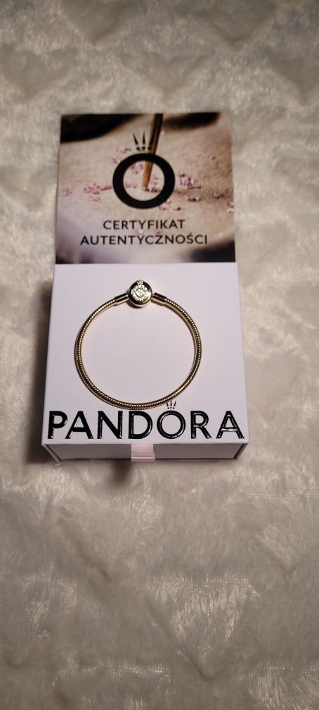 PROMOCJA Świąteczna Bransoletka Pandora Moments z O w koronie w złotym