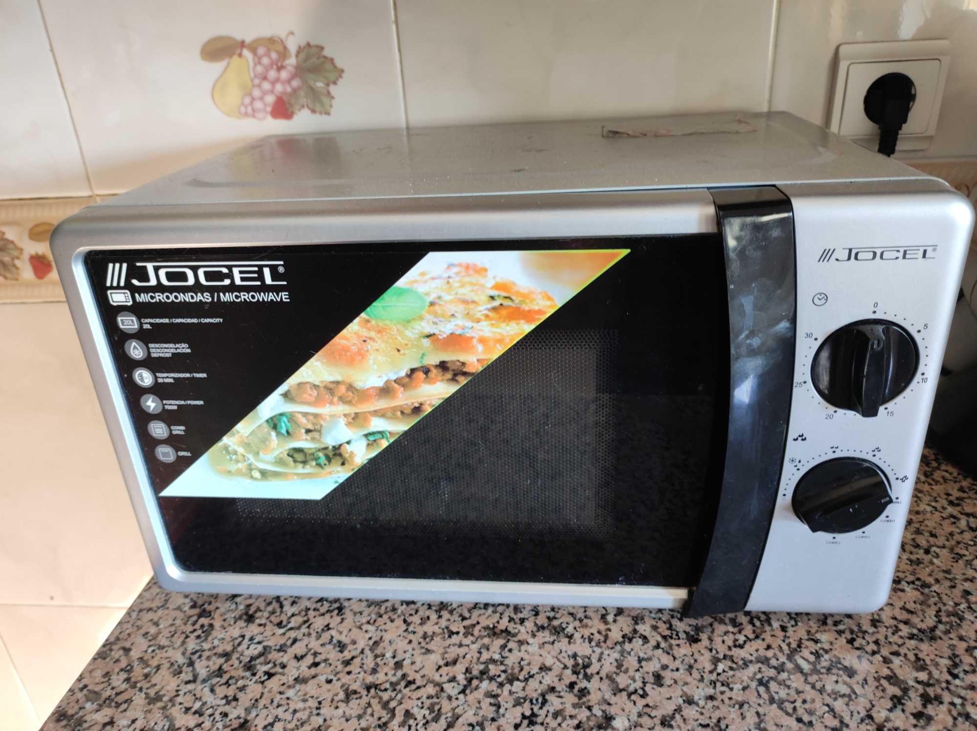 Sofá 3 lugares + 2 sofás de um lugar + microondas