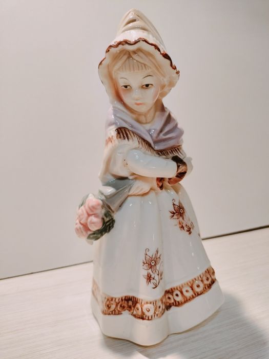 Figurka dama panienka z kwiatami i szalem