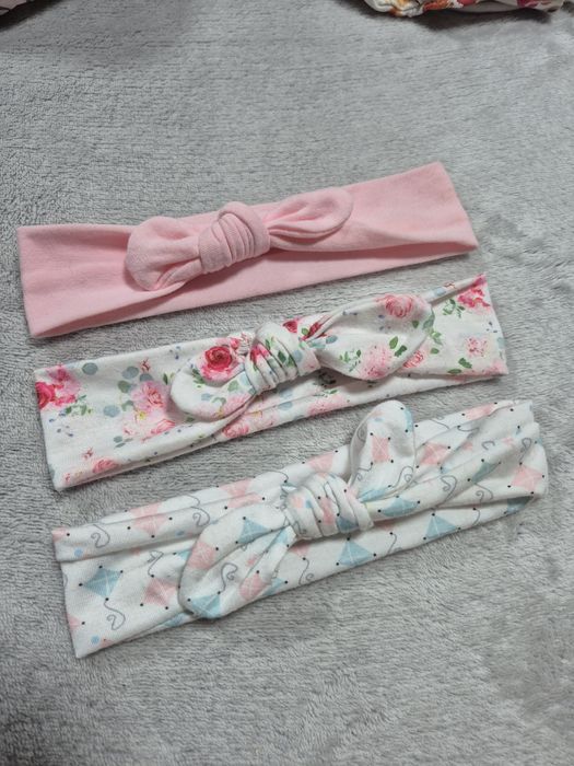 Opaski niemowlęce, założone na sesję