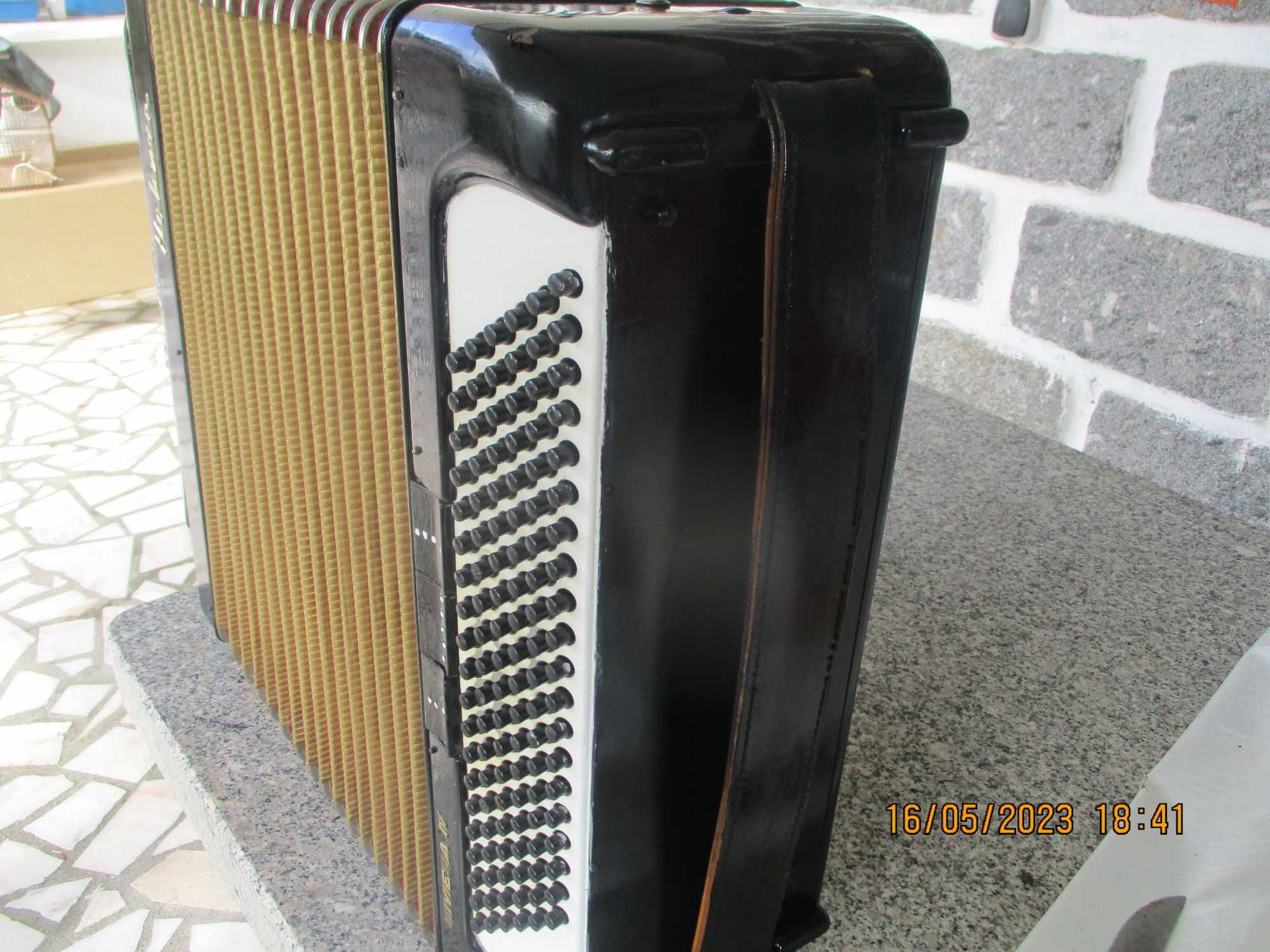 A cordeon Hohner Riviera á 4a voz, 12o baixos