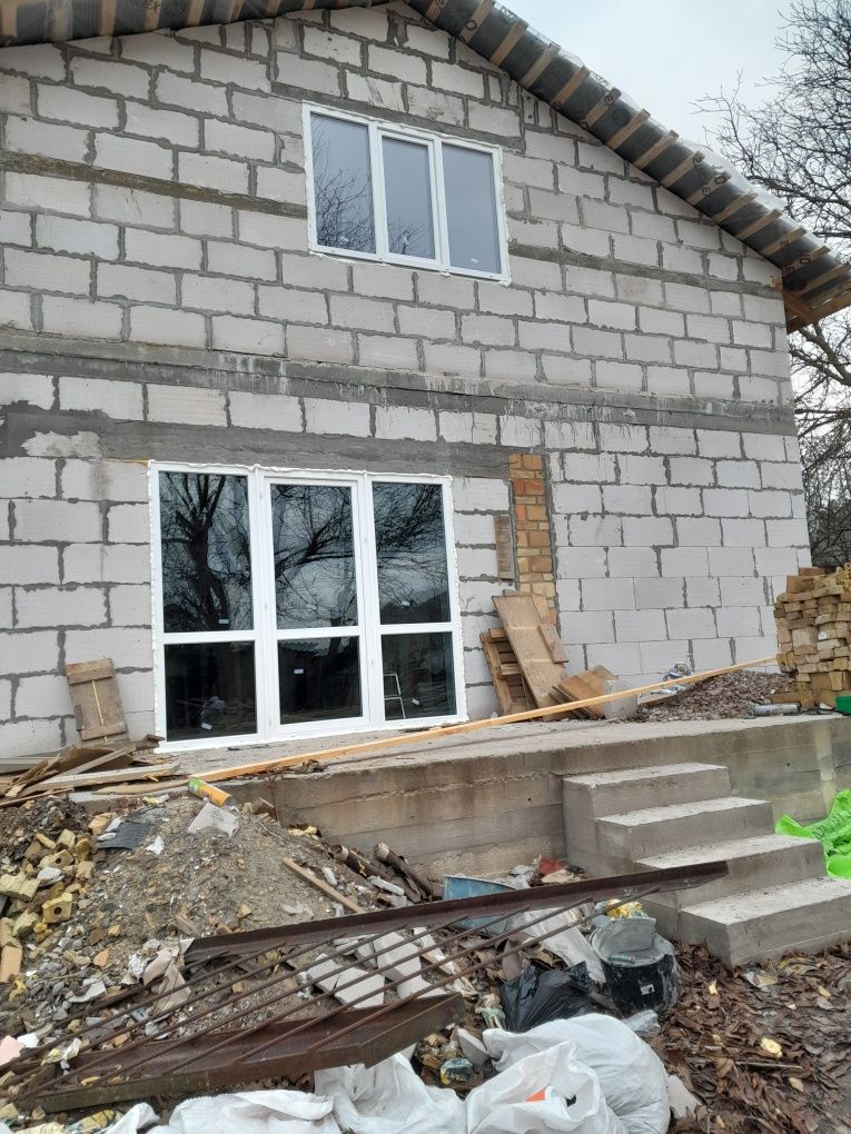 Продається дім в передмісті Києва