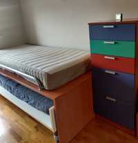 Quarto de camas individuais, colchões e roupa de cama