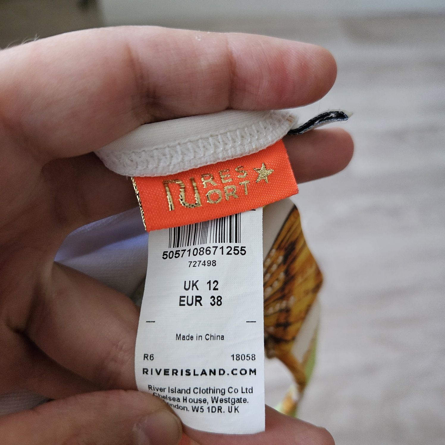 Яскравий, суцільний купальник з цікавим принтом від River Island
