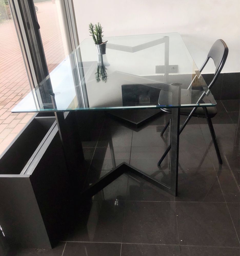 Duży szklany stół metalowe nogi stylowy jadalnia nowoczesny design