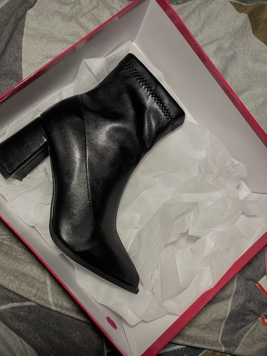 Чоботи, туфлі, ботильйони, черевики