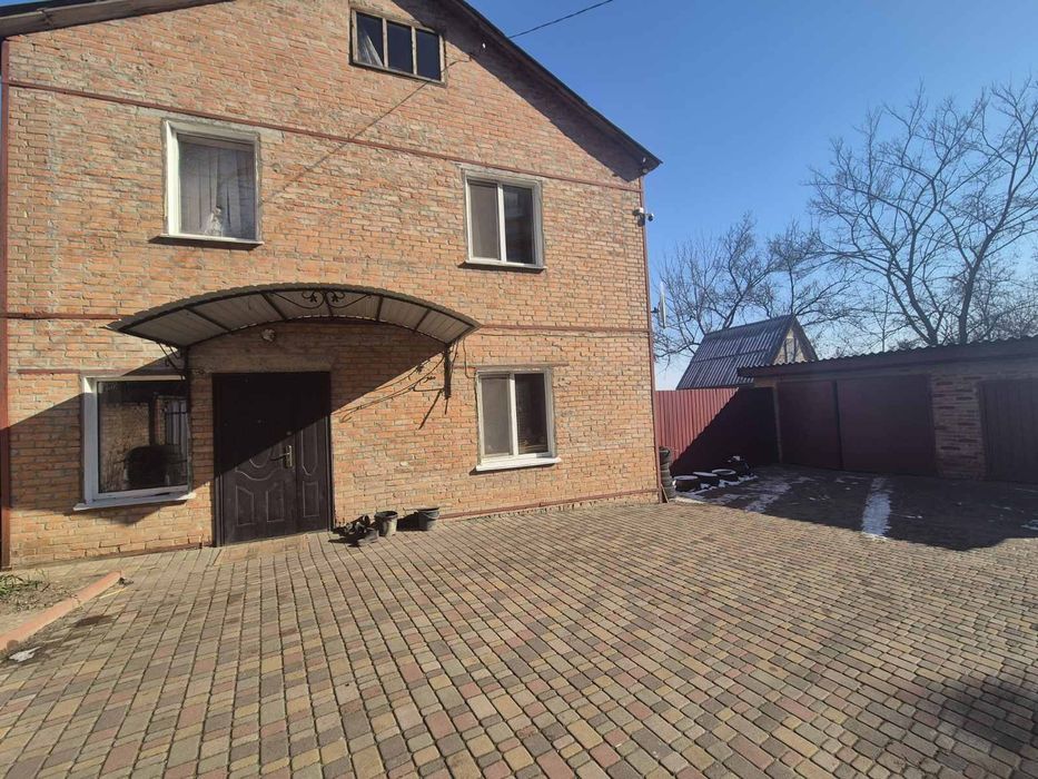 Продам 2-х поверховий будинок в центрі міста