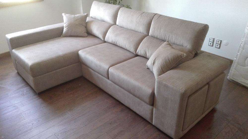Sofa chaise com baú elevatório + 2 puffs NOVO