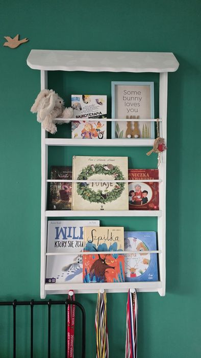 Drewniana biała Półka na książki do pokoju dziecięcego