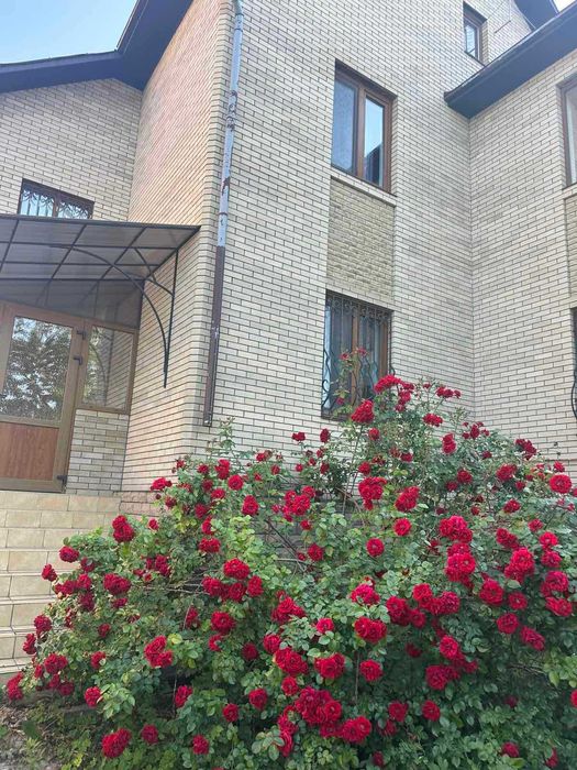 продается дом два этажа 350 квадратных метров район 8- й хлебзавод