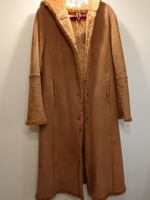 Kożuch kolor camel.