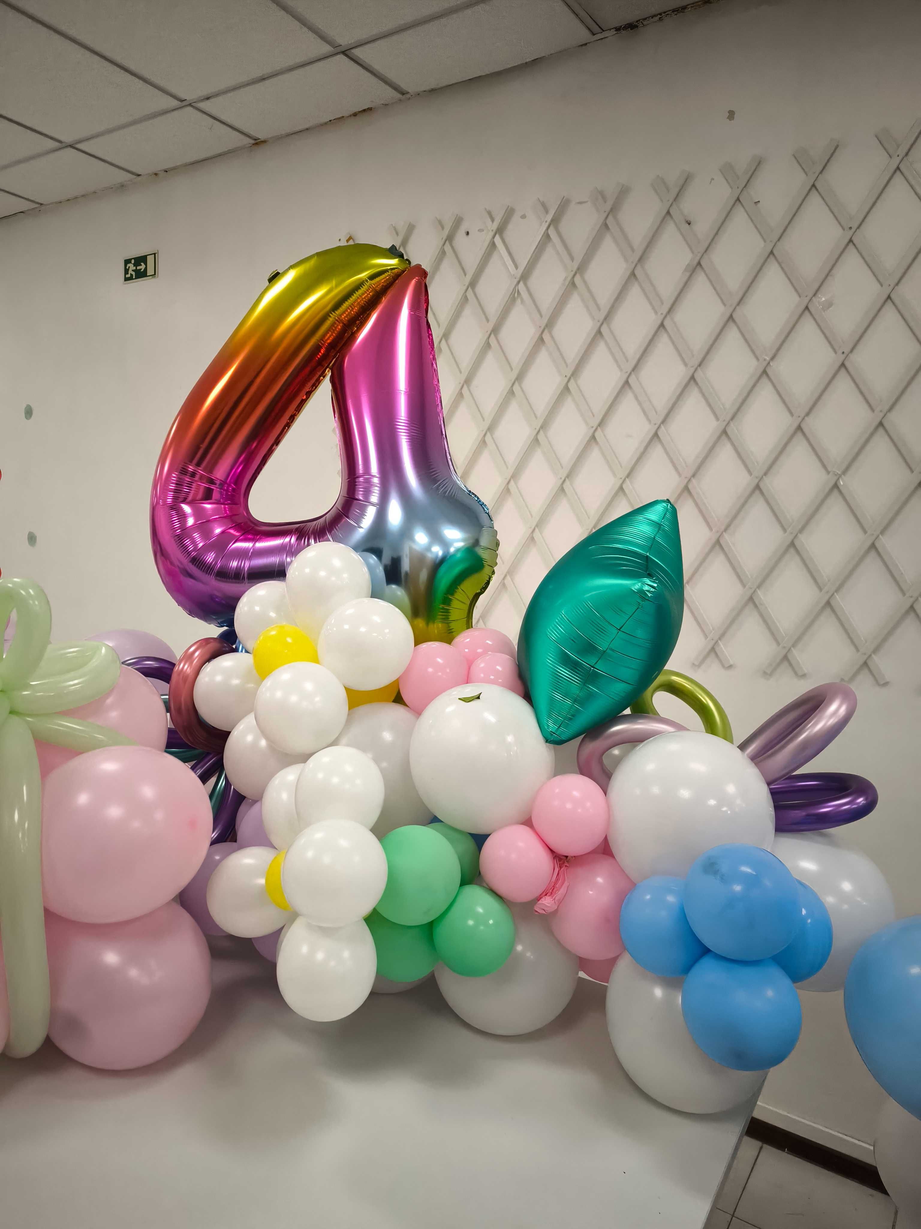 Balões coloridos com flores enchidos em molhos