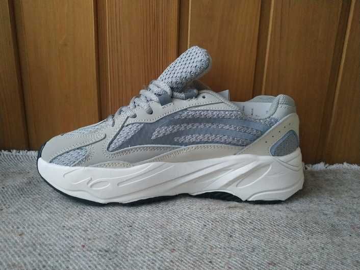 Женские кроссовки Adidas Yeezy Boost 700