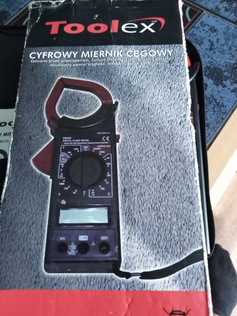 Nowy cyfrowy miernik cęgowy.