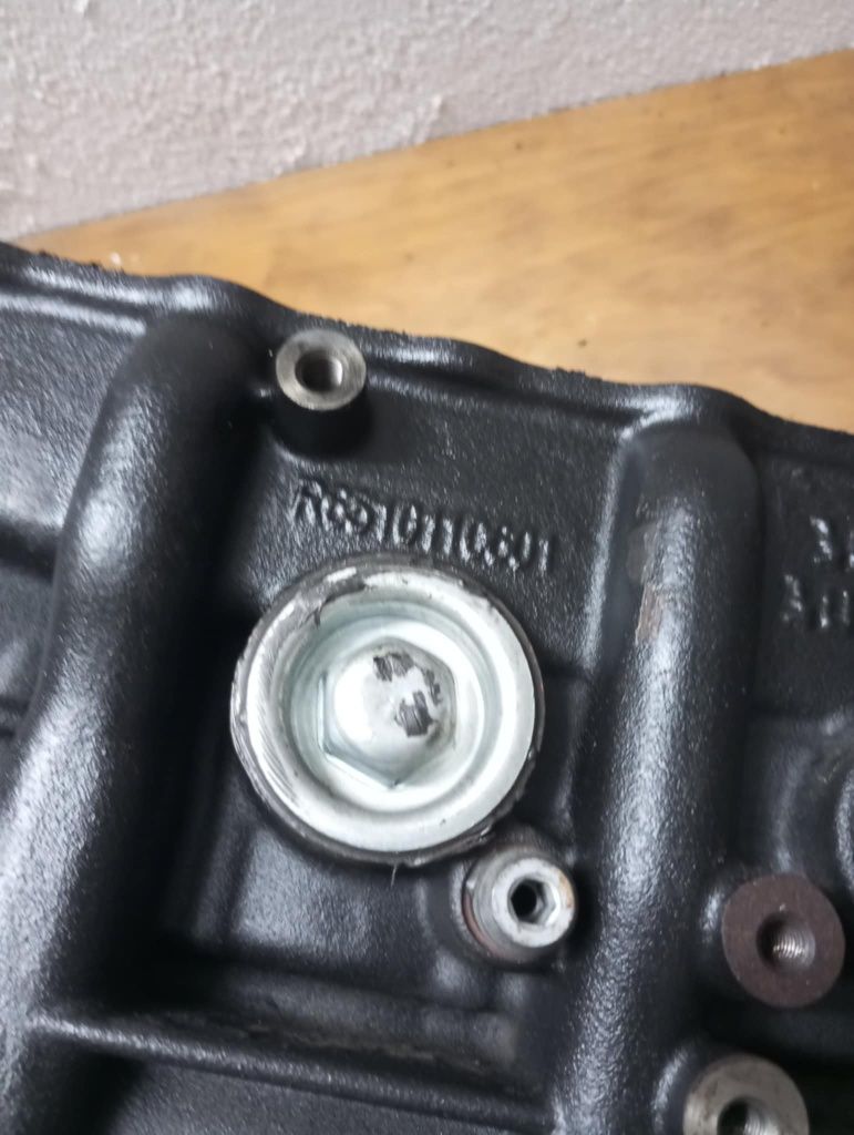 Várias peças de motor Mercedes