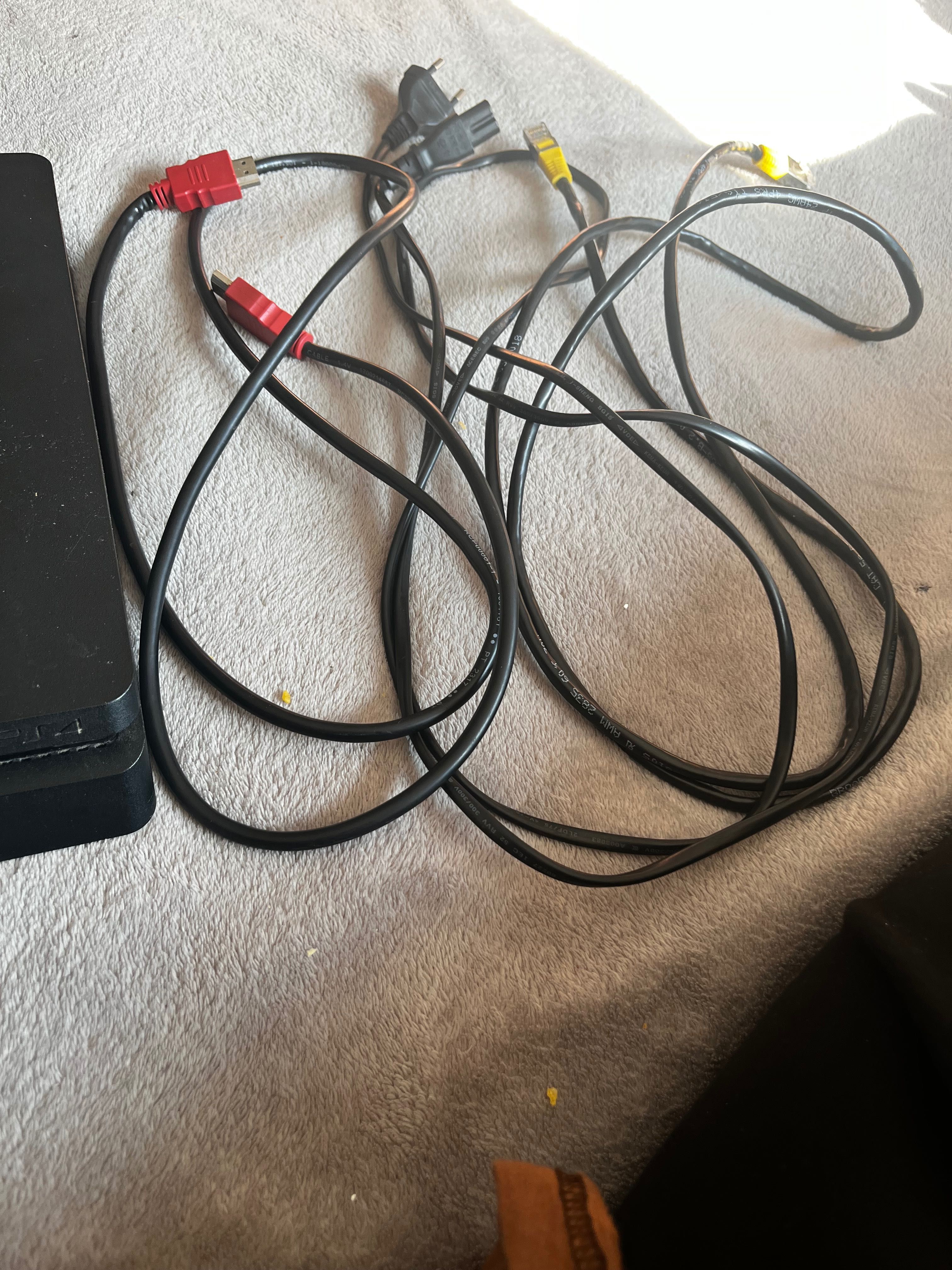 PS4 em bom estado com 2 comados e todos os cabos