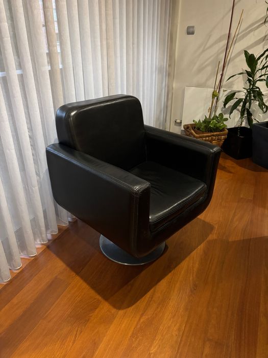 Cadeirão em pele com base rotativa