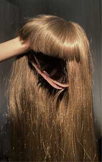 Довга перука русявого кольору з чубом