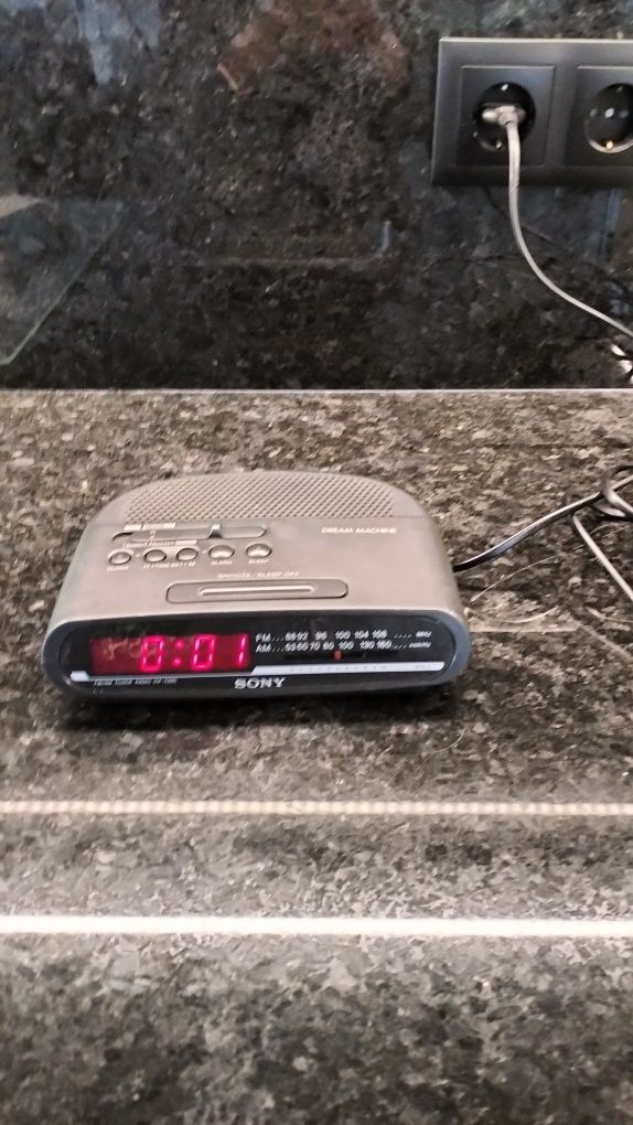 Rádio relógio despertador a funcionar bém