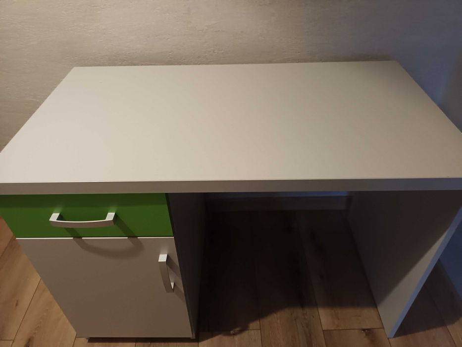 Używane biurko do pokoju dziecięcego
