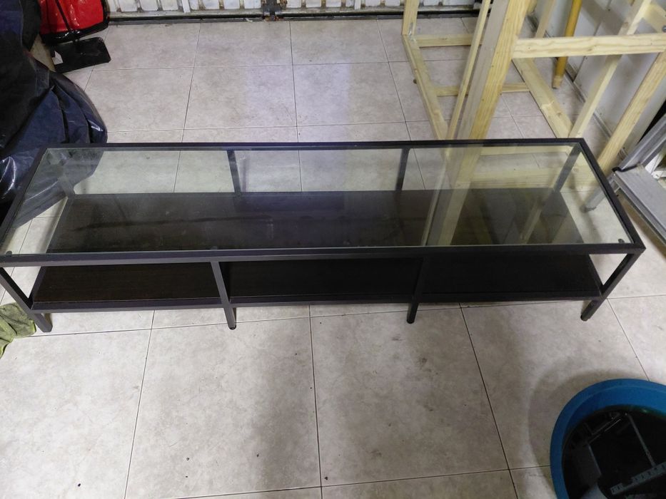 Mesa de centro com tampo de vidro