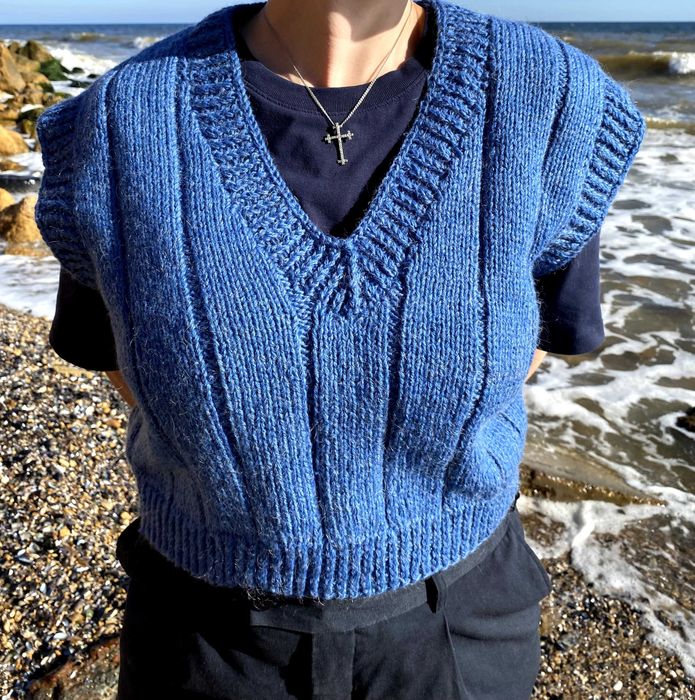 Трендова безрукавка (жилет) в'язана ручної роботи