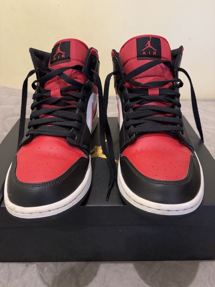 Air Jordan mid 1