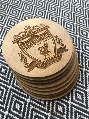 Komplet drewnianych podkładek Liverpool FC + szkatułka z logo klubu