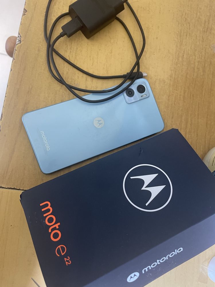 Motorola e22 niebieski kolor