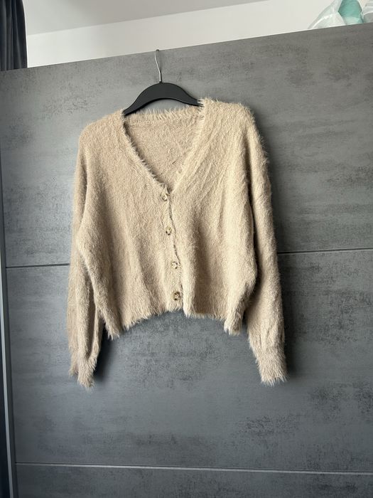 Nowy włochaty sweter kardigan M 38 dekolt V w serek, rozpinany