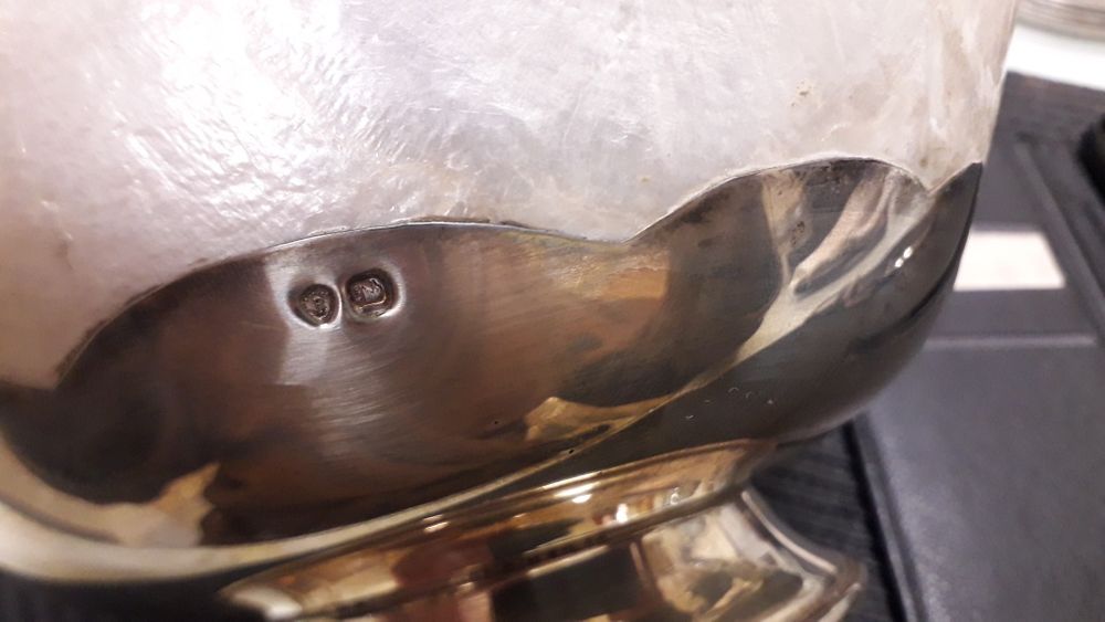 Taca com base em prata