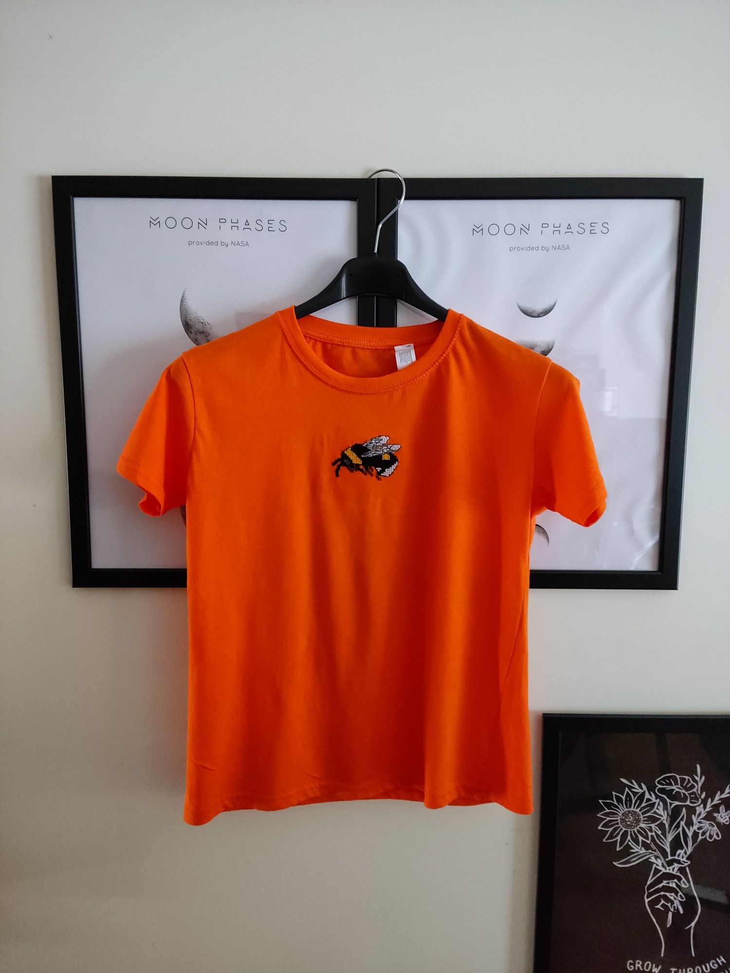 T-shirt laranja com bordado ponto cruz