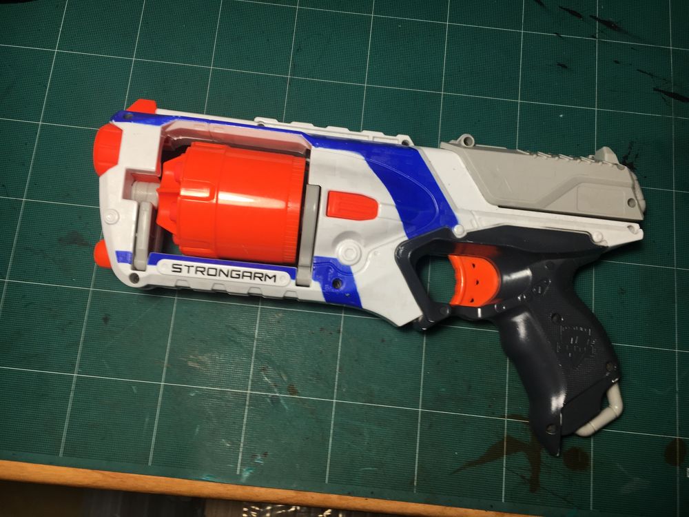 Nerf Elite Strongarm rewolwer plus pociski